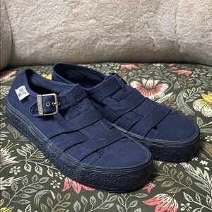 Earthshoe navy fisherman sandals